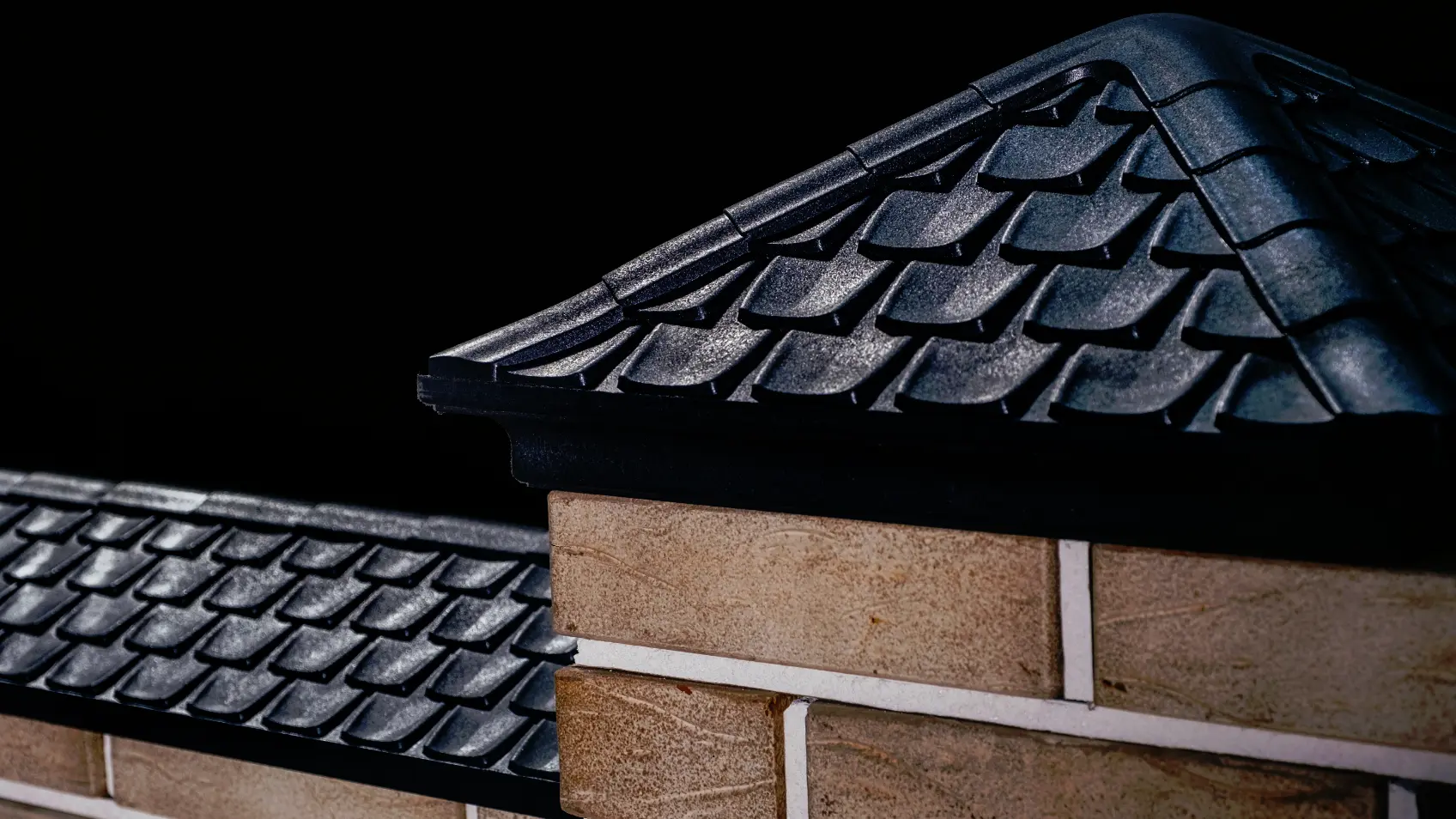 Фото 4 колпаки и парапеты Эльбрус Черный на кирпичном заборе