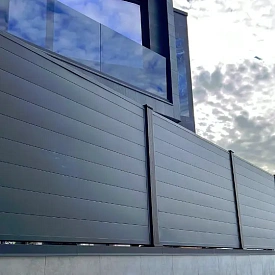 Забор из линеарной панели «Гладкая» RAL7024 МАТТЕ Серый Графит матовый